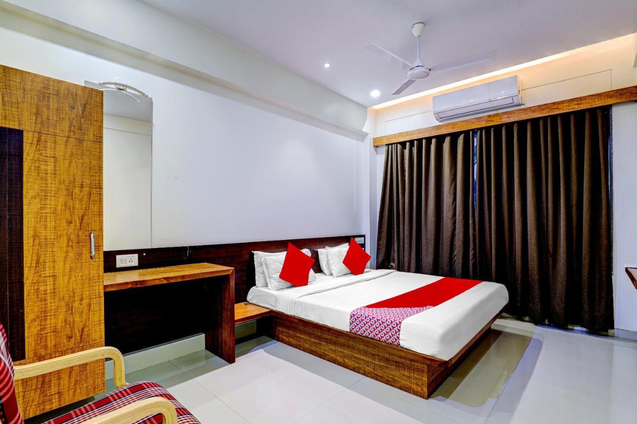 Oyo 77491 Hotel Shreenath Valsad Exterior foto